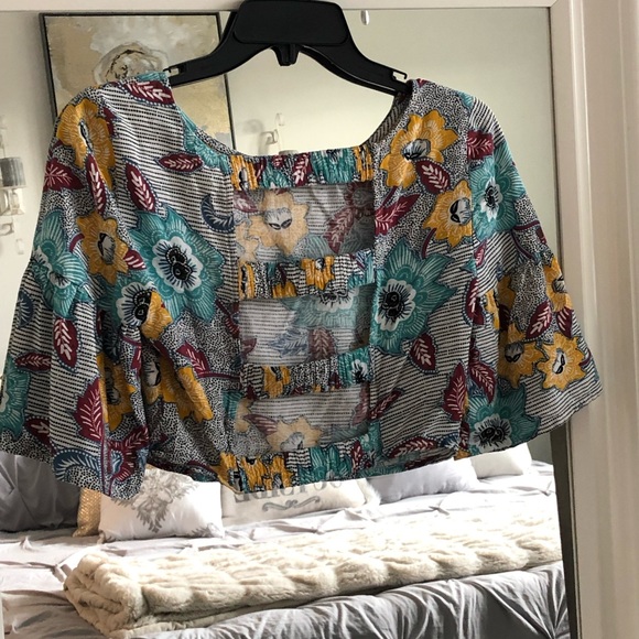 BCBGeneration rayon cropped top with flared short sleeves and open back. - Picture 6 of 7